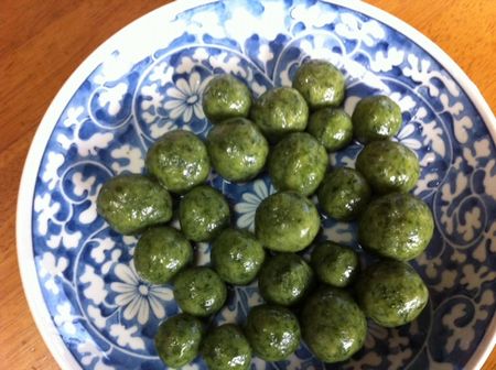 娘と一緒に栄養たっぷりのヨモギ団子作り
